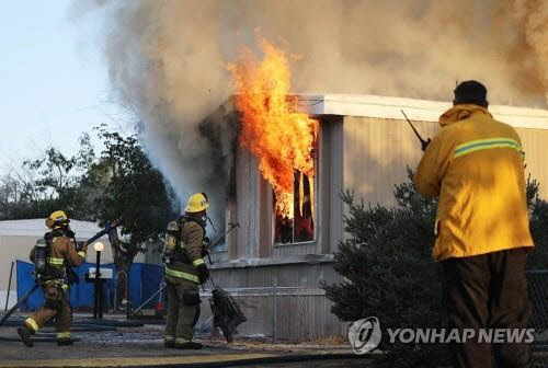 캘리포니아 지진으로 이동식 주택에 화재